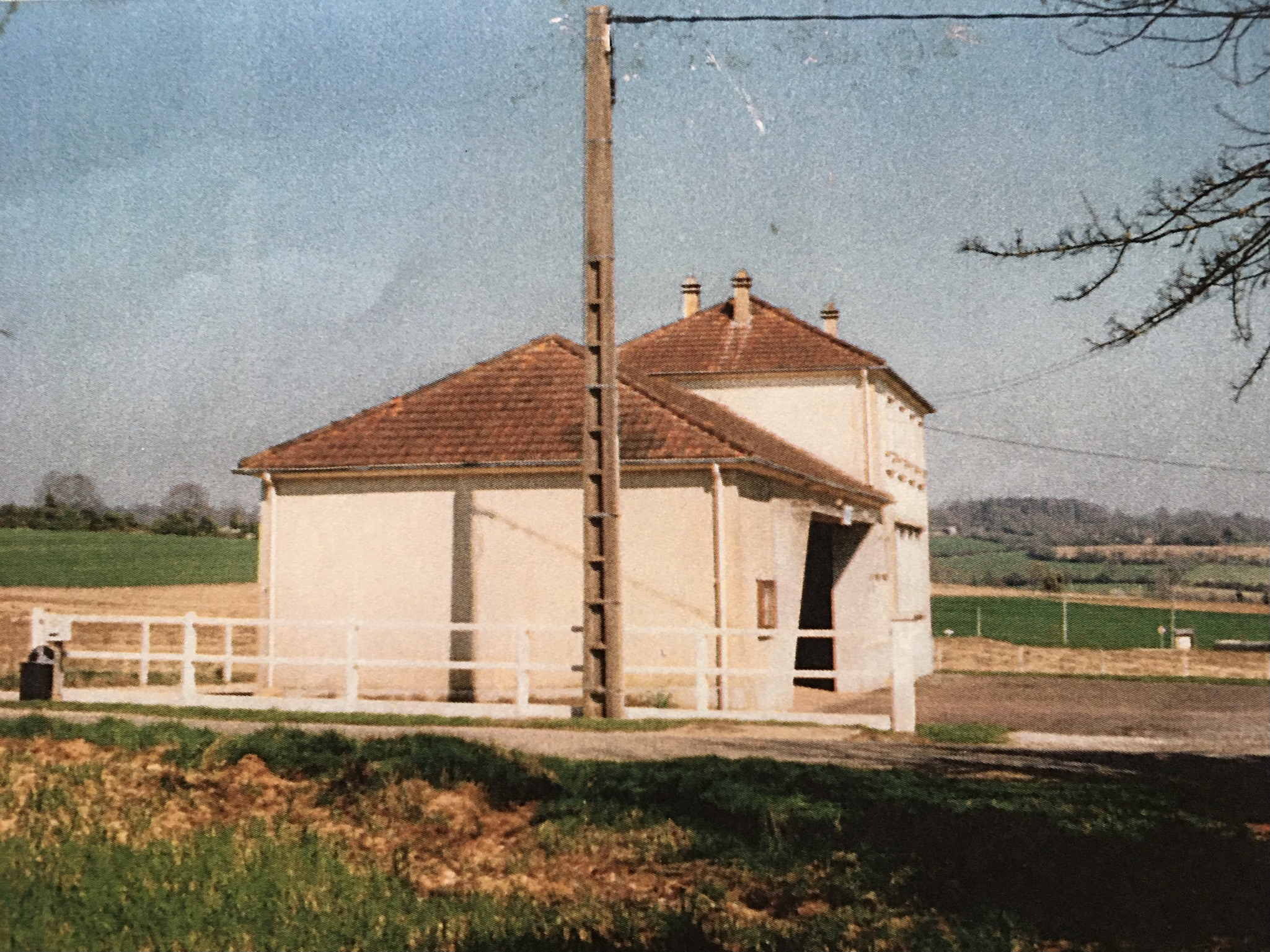 Ecole construite en 1957 vue de profil